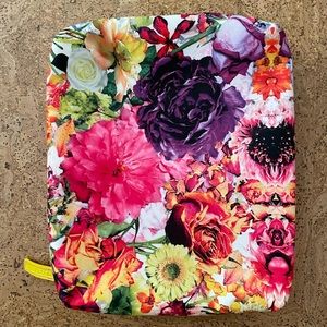 Beautiful floral bag in pristine condition. Zips nicely.